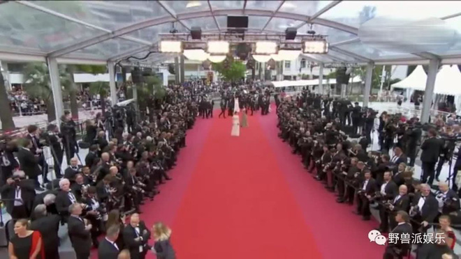 Màn đi thảm đỏ hài nhất Cannes 2018: Tình cũ G-Dragon chiếm hẳn 9 phút để...xoay tròn